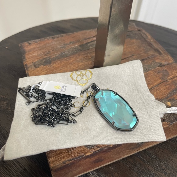 NWT Kendra Scott Faceted Reid Necklace Gunmetal Gray Dichroic Glass! - Picture 2 of 3